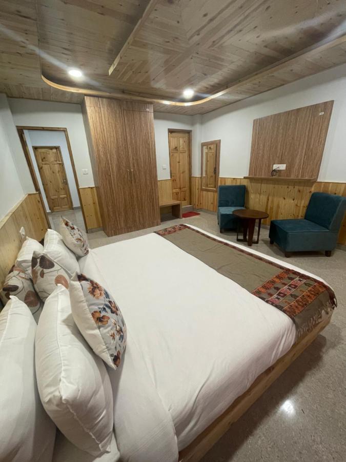 مايالي Hotel Mountain Majesty! Top-Rated Luxury Stay Amid Snowcapped Mountains With Balcony And Riverside Calm المظهر الخارجي الصورة