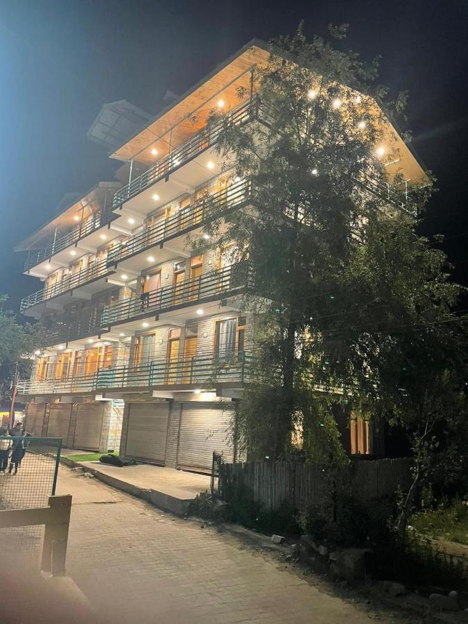 مايالي Hotel Mountain Majesty! Top-Rated Luxury Stay Amid Snowcapped Mountains With Balcony And Riverside Calm المظهر الخارجي الصورة